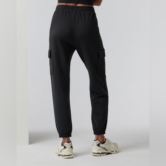 Vuori Boyfriend Cargo Jogger Sweatpant in Black Heather - Picture 4 of 11